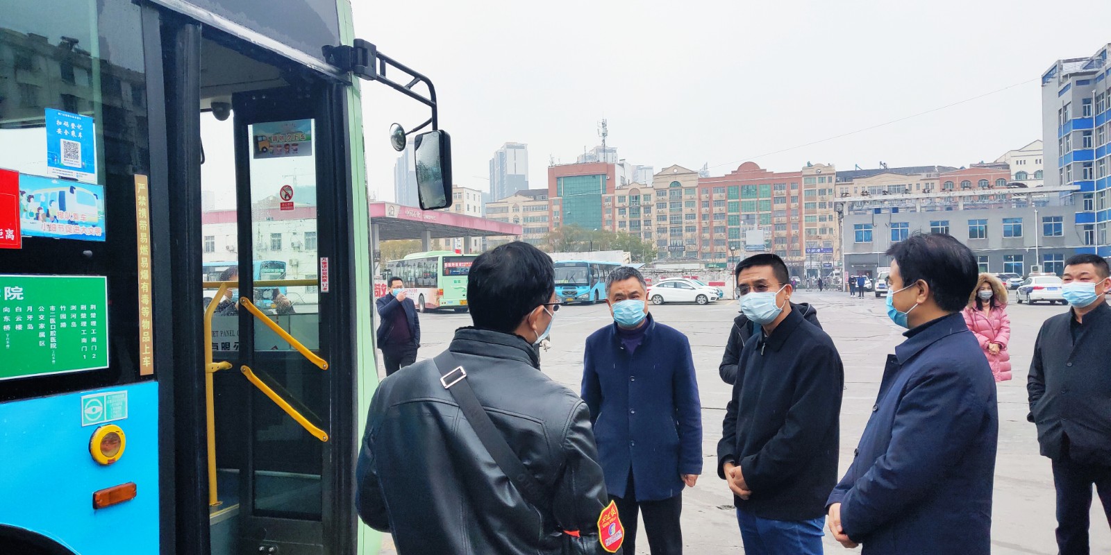 門(mén)市長(zhǎng)詢問(wèn)駕駛員工作生活情況.jpg