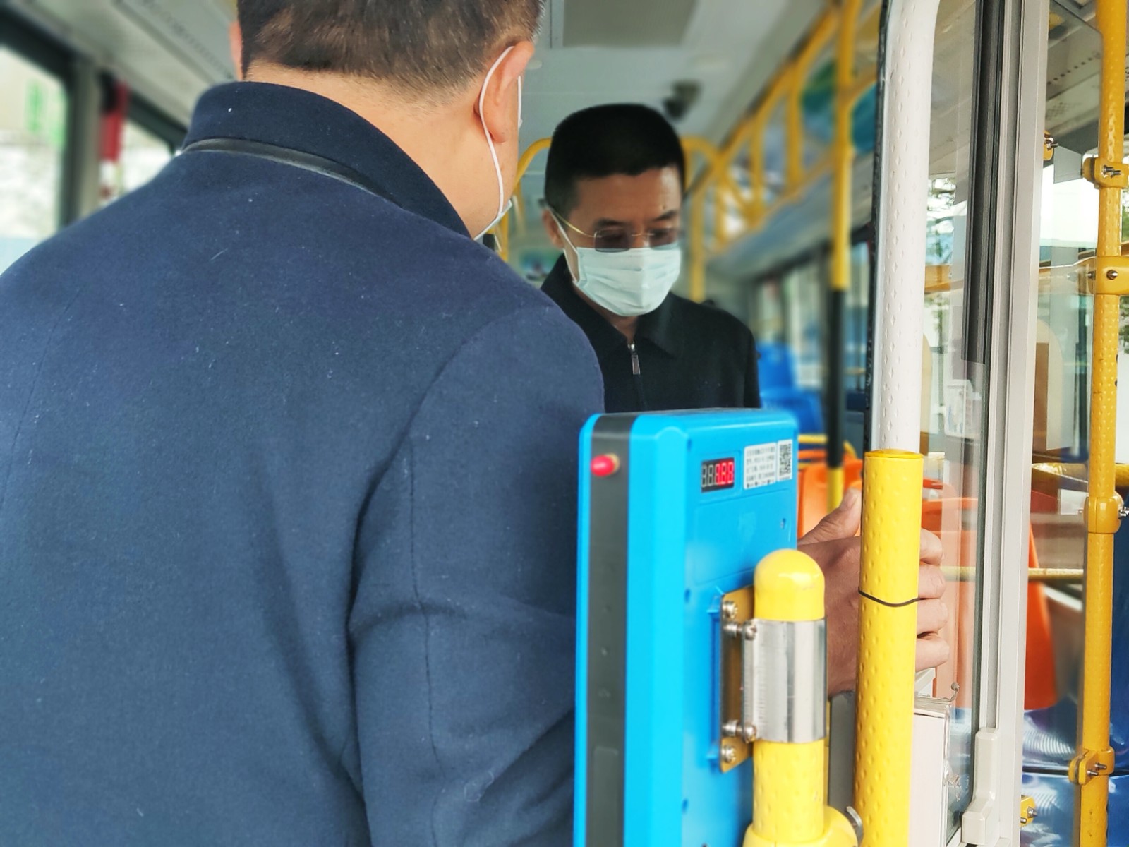 視察荊門(mén)公交車(chē)型車(chē)況.jpg