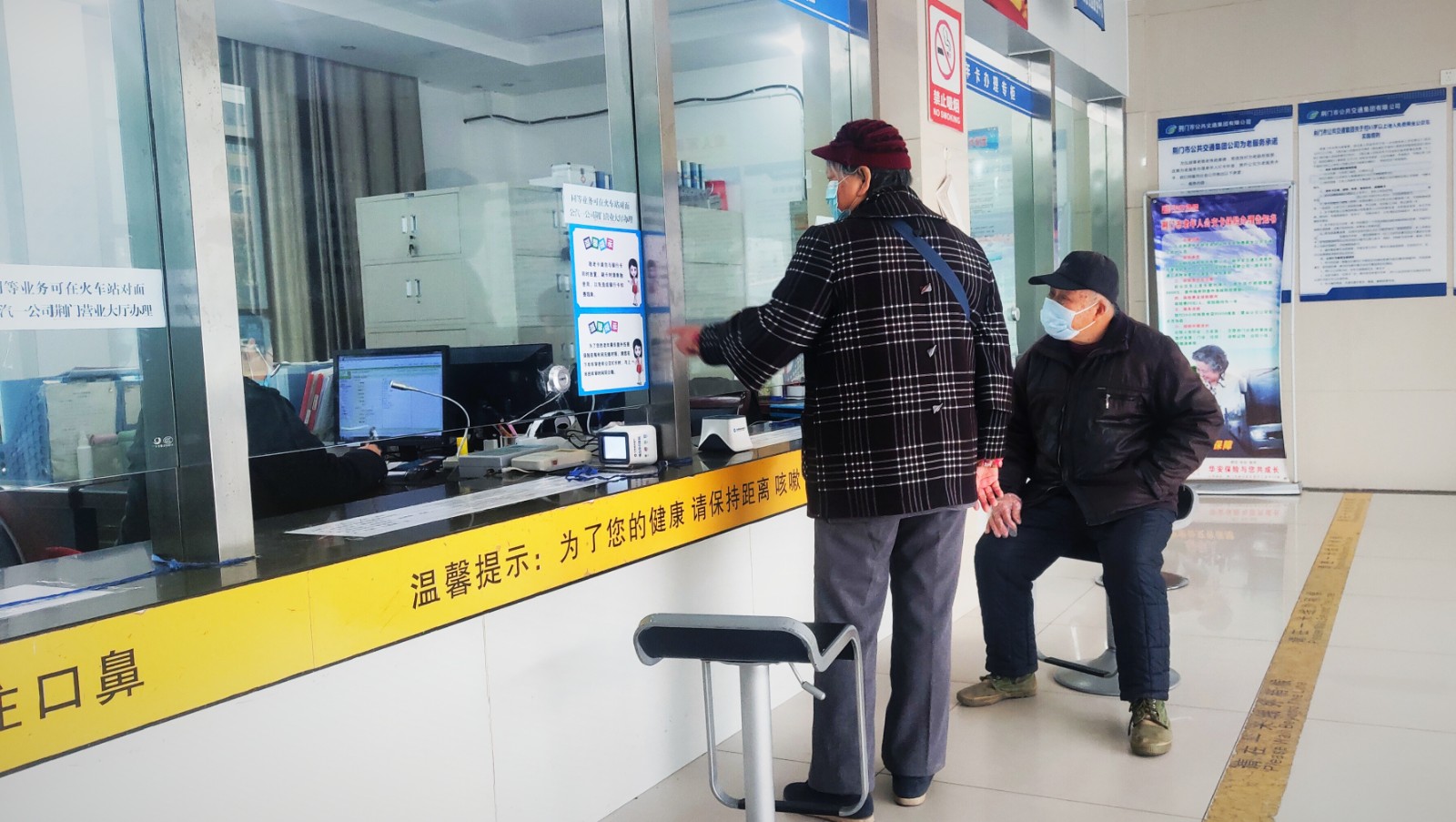 敬老卡業(yè)務(wù)升級后，老年顧客辦卡時，與窗口工作人員親切交談.jpg