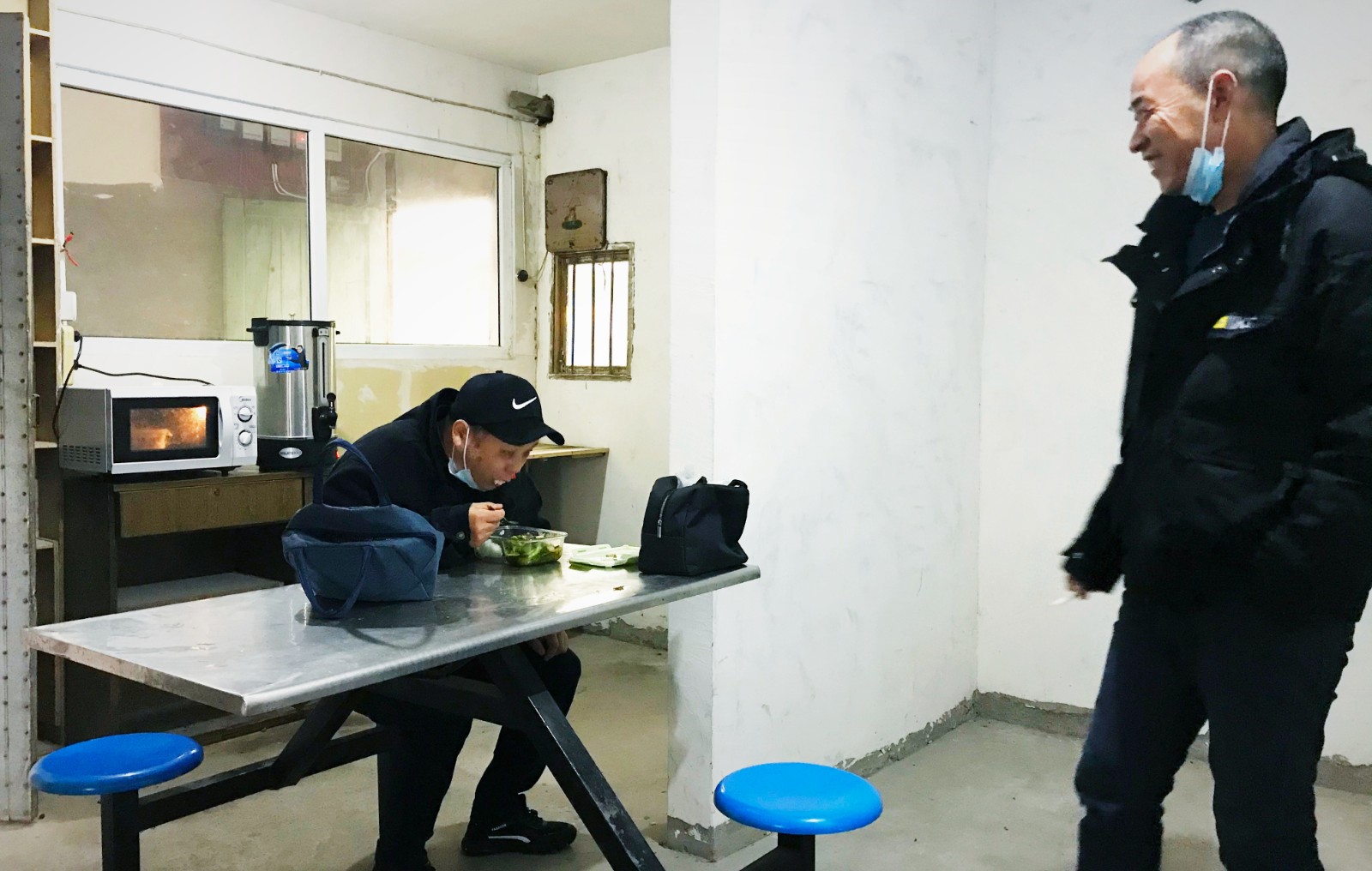 10月份，公司新租建駕駛員休息室之一，駕駛員在休息室內(nèi)愉悅休息與交談.jpg